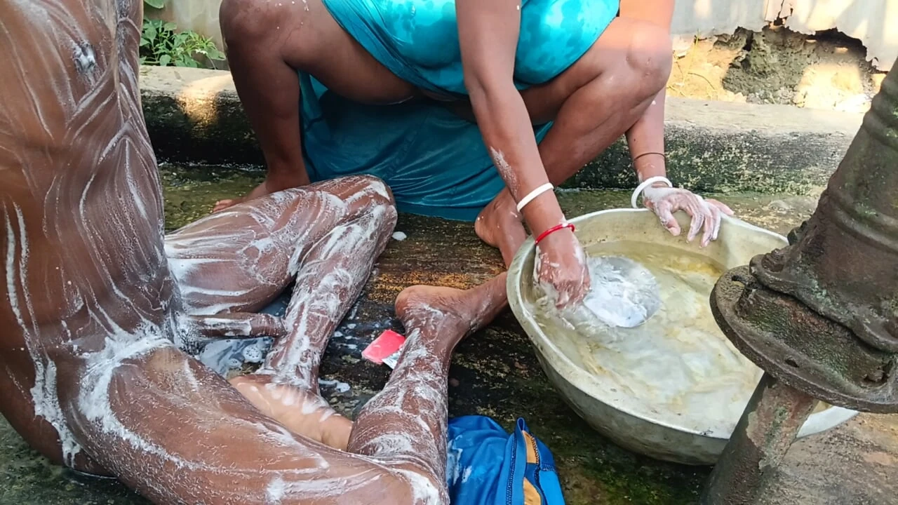 Desi bhabhi ke sath nahaya