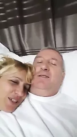 Kurva qihet me lek